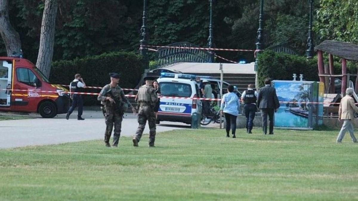 Σοκ στη Γαλλία: άνδρας εισέβαλε σε πάρκο και άρχισε να μαχαιρώνει τα παιδιά που έπαιζαν